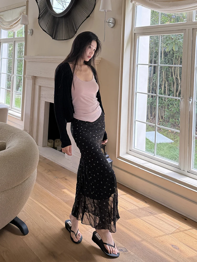 

Комплект из трех предметов: топ с принтом Bla Rose, открытый кардиган, жилет на бретельках и юбка. Сексуальный женский модный осенний комплект с длинными рукавами.