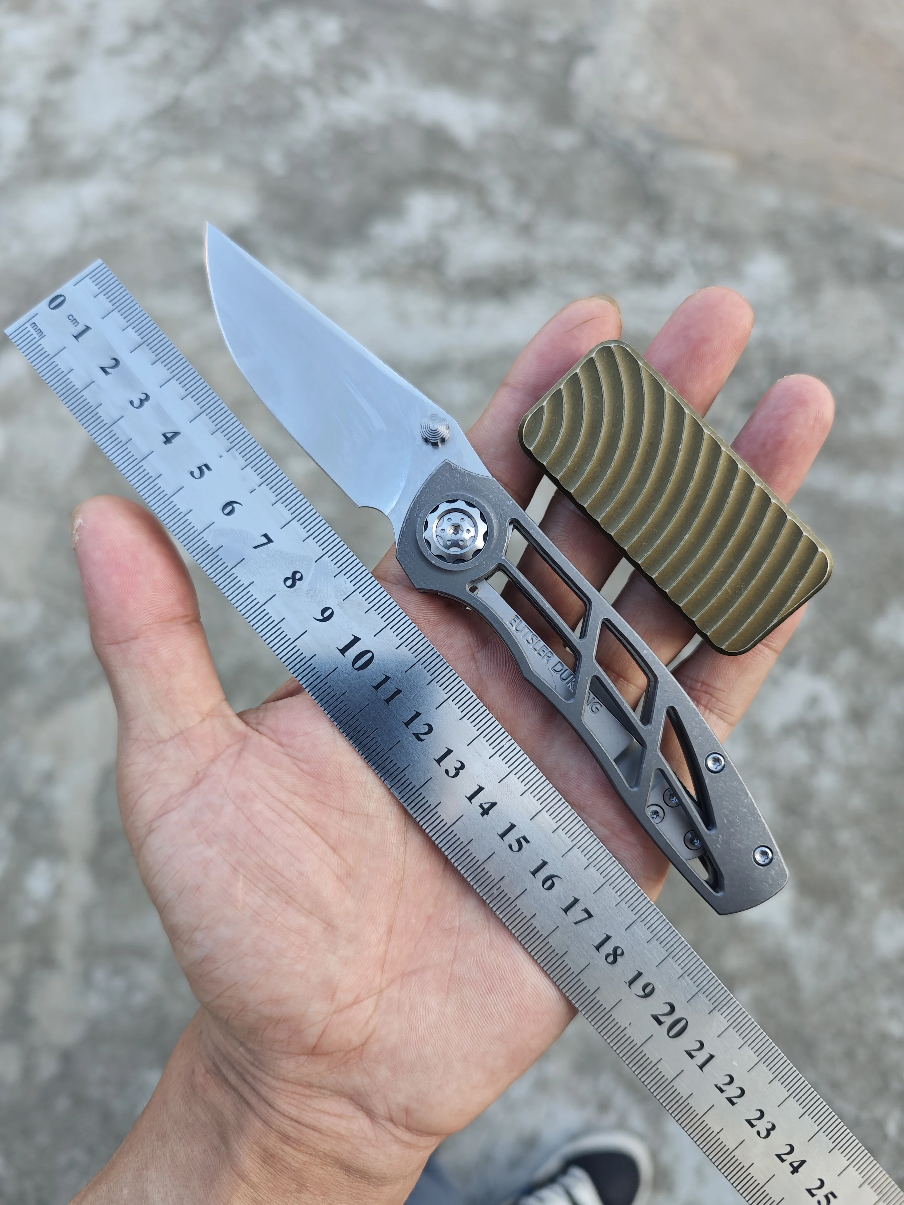 

WinterPudding Hollowed Dukling Folding Knife-TC4 Titanium Alloy Handle M390 Bldde + 7075-T6 Aluminum Zero Knife(Color Random)