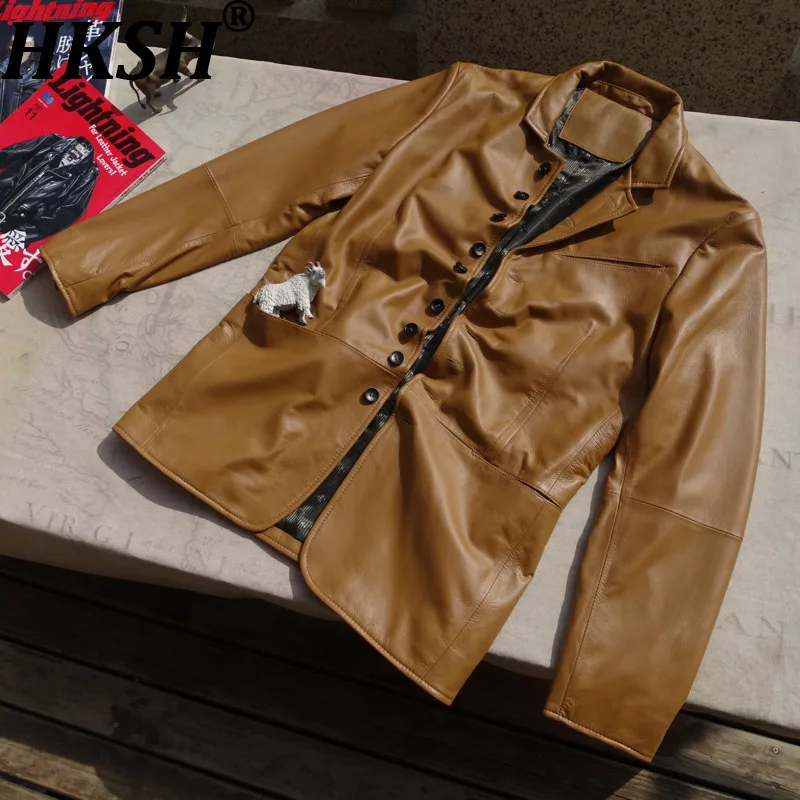 

HKSH Весенне-Осенняя новая мужская винтажная кожаная куртка Tide Шикарная повседневная однотонная плиссированная куртка на пуговицах в стиле панк с отложным воротником HK13300