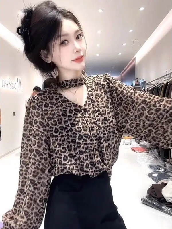 

Unique European Style Long Sleeve Leopard Print Shirt Women's Loose V-Neck Slimming Trendy Top for Autumn Season