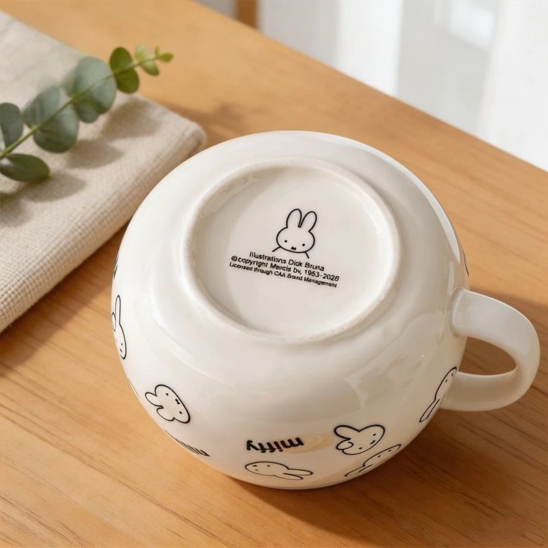 Miffy Keramikbecher mit Deckel, niedlicher Hasenbecher mit langen Ohren, hitzebeständig, neu, verbrühungssicher, Kawaii Kaffeetasse, ästhetisches Geschenk für Frauen