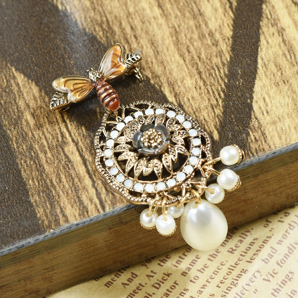 ICEY Vintage Gold Enamel Bee Rhinestones Flower Wreath Pearl Tassel Brooch  New year gift