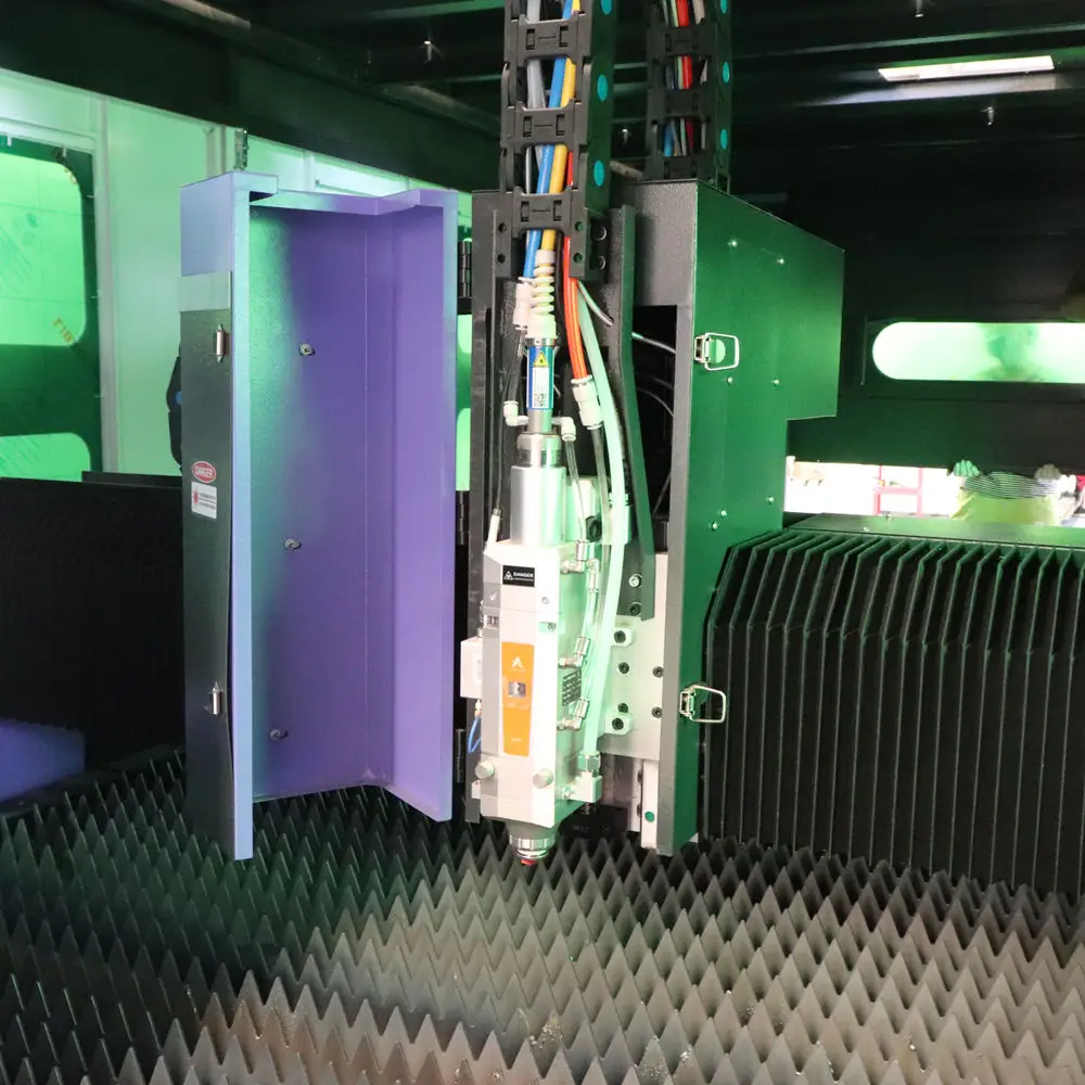 Raycus MAX IPG Laser CNC Metal Cutter 2kw 4kw 6kw كامل المغلقة آلة القطع بليزر الألياف آلة قطع ألياف الليزر
