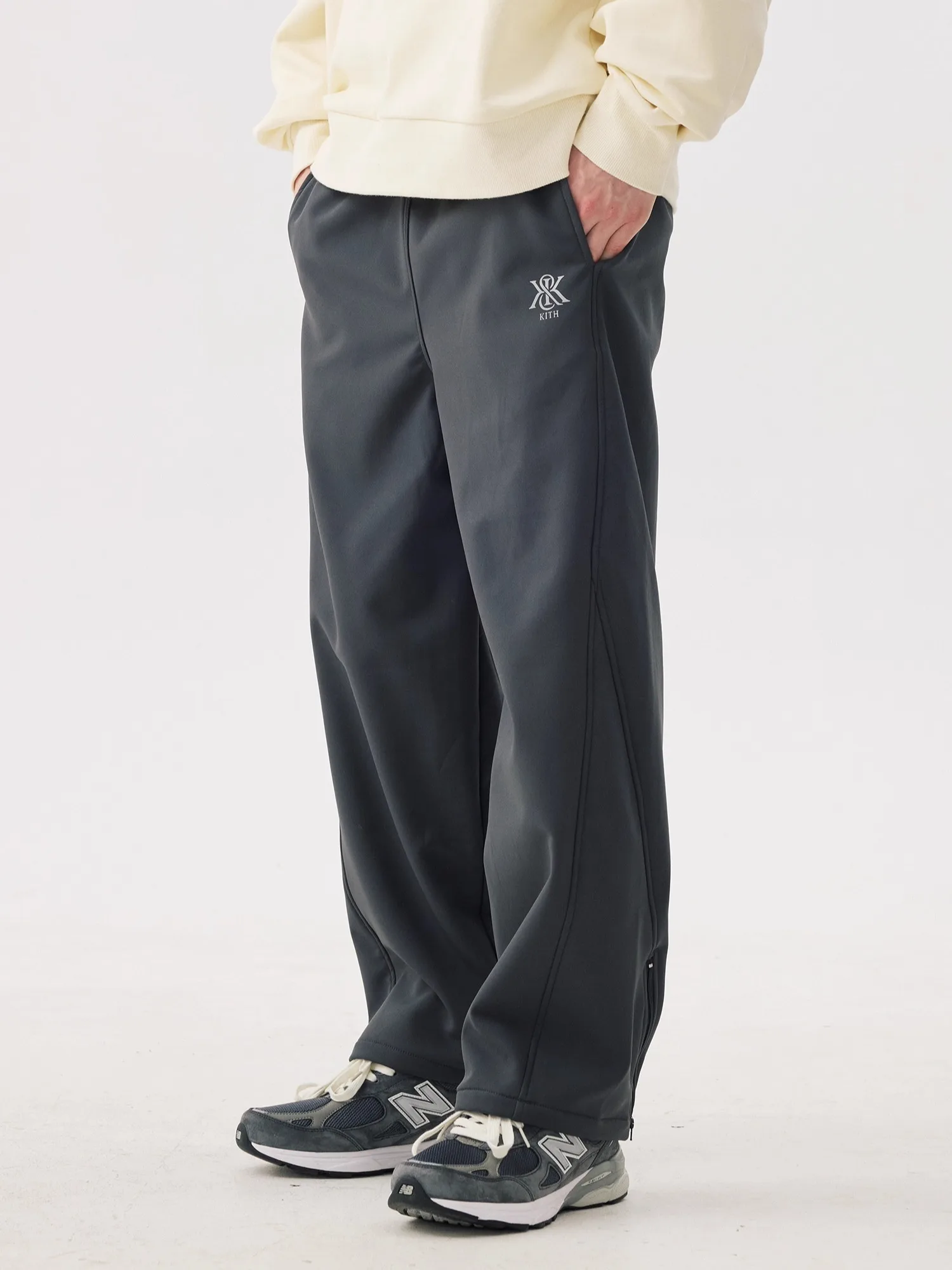 

Men's Autumn Winter Fleece Lined Straight Leg Sweatpants Elastic Waist Casual Sports Versatile Embroidered Drapey Pants