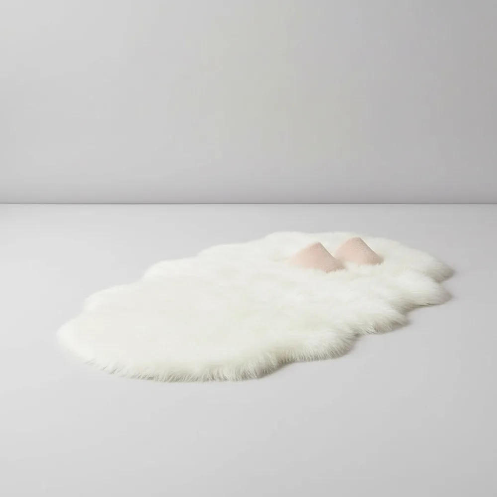 

Luxury Soft Fluffy Faux Fur Area Rug 3x5 Feet, Plush Shaggy Carpet for Christmas Decor Bedroom Sofa Floor Nursery