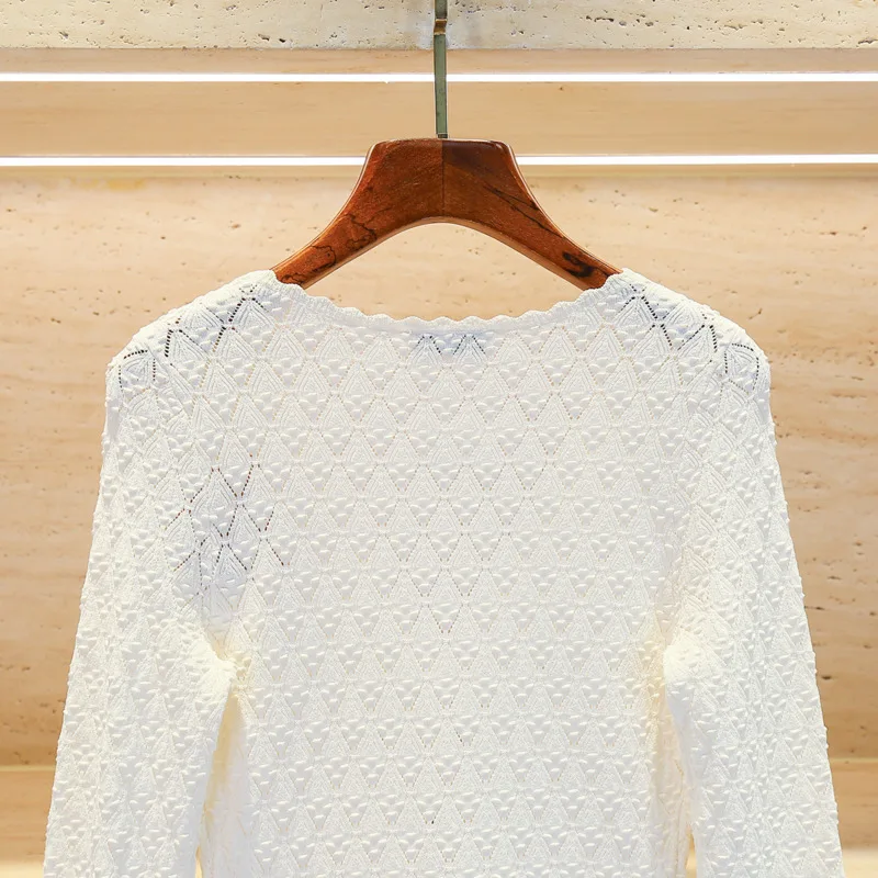 추지에 2025 가을 프렌치 스타일 니트 드레스 - 화이트 레이스 컷아웃 V넥 골드 버튼 슬림핏 우아한 오피스 드레스