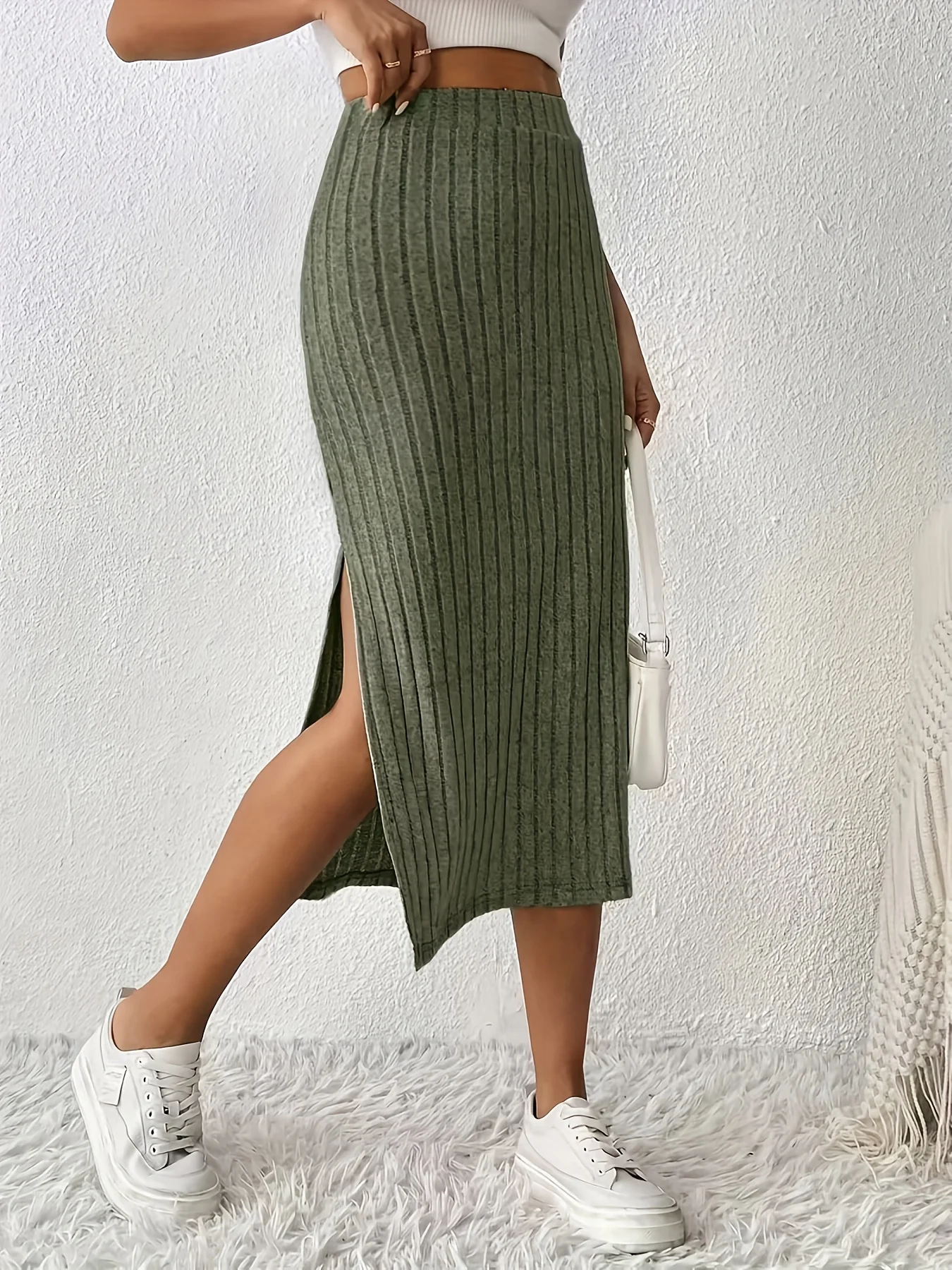 

Однотонная женская полуюбка с разрезами.