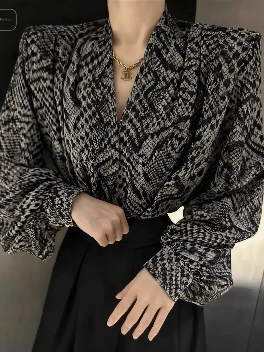 

Осенняя новинка 2025: Женская блузка с длинным рукавом-фонариком, цветочным принтом, глубоким V-образным вырезом, в стиле ретро, больших размеров, стройнящая, свободного кроя