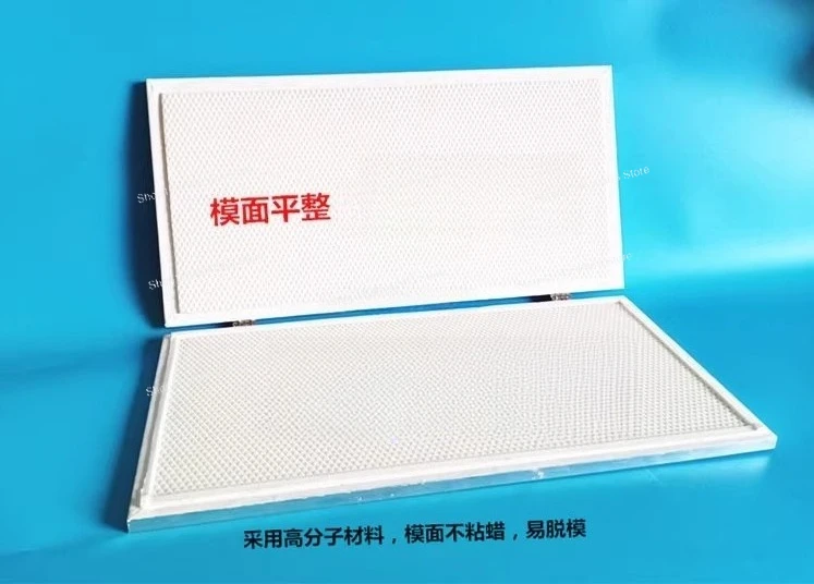 عامل تحرير خالي من فرشاة اللوحة الخلفية من شمع العسل النقي في آلة قالب السيليكون