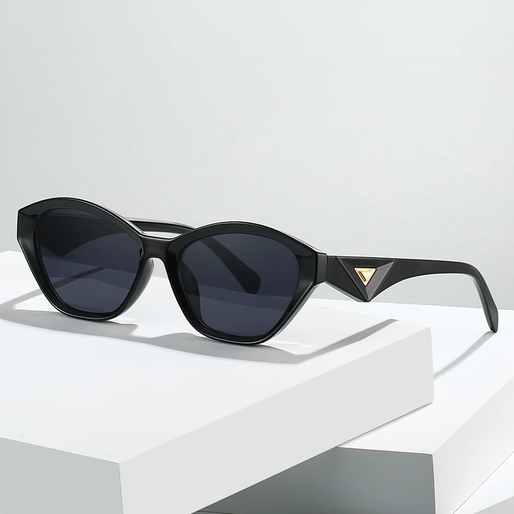 Cool Frames Glasses with a Distinctive Contour. The Unique Geometric Shape, Fashionable and Versatile, Perfect for Daily Outings