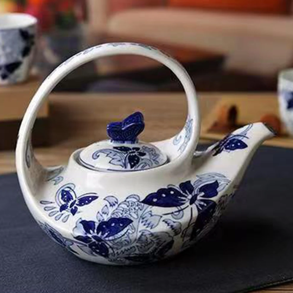 Blue and white porcelain teapot, Retro hand-painted tea kettle, Chinese style living room decorations, Classical tea set, 750ml