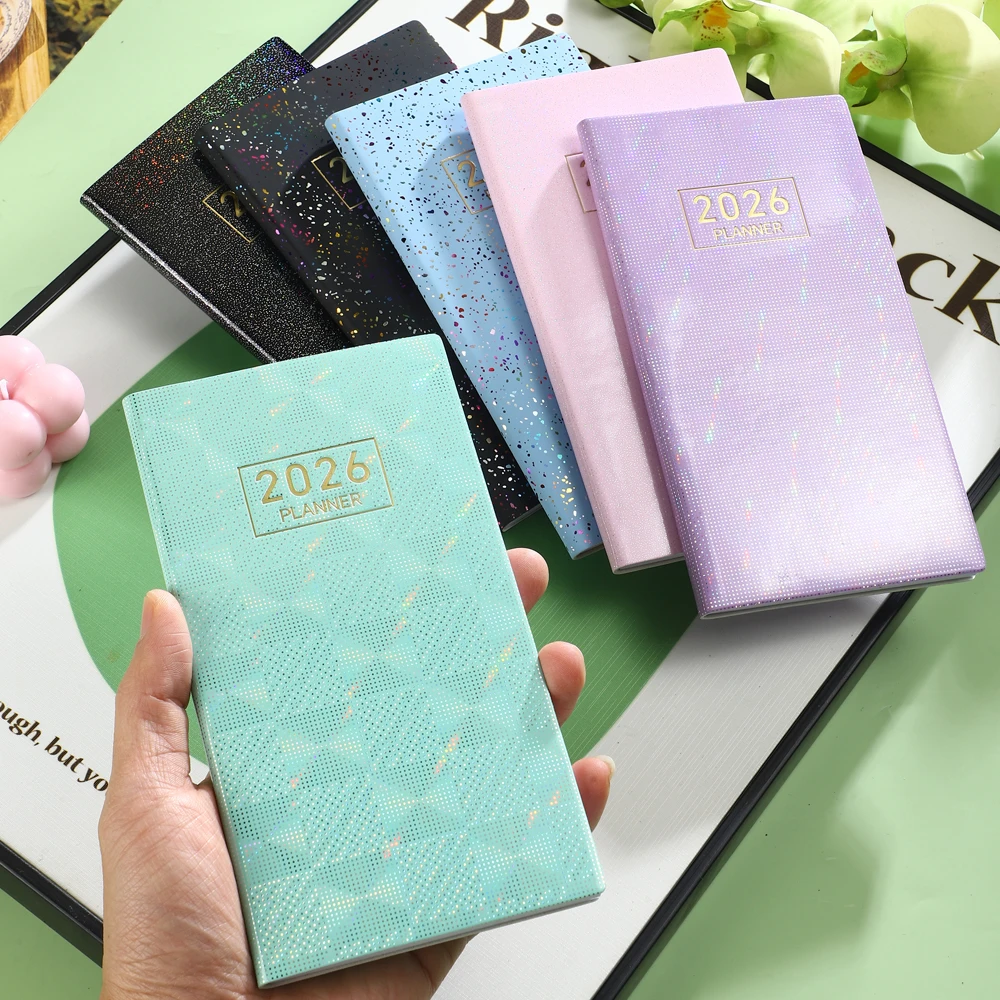 

Еженедельный планировщик формата А6 на 2026 год, 64 листа (128 страниц), блокнот-календарь с цветной лазерной обложкой.