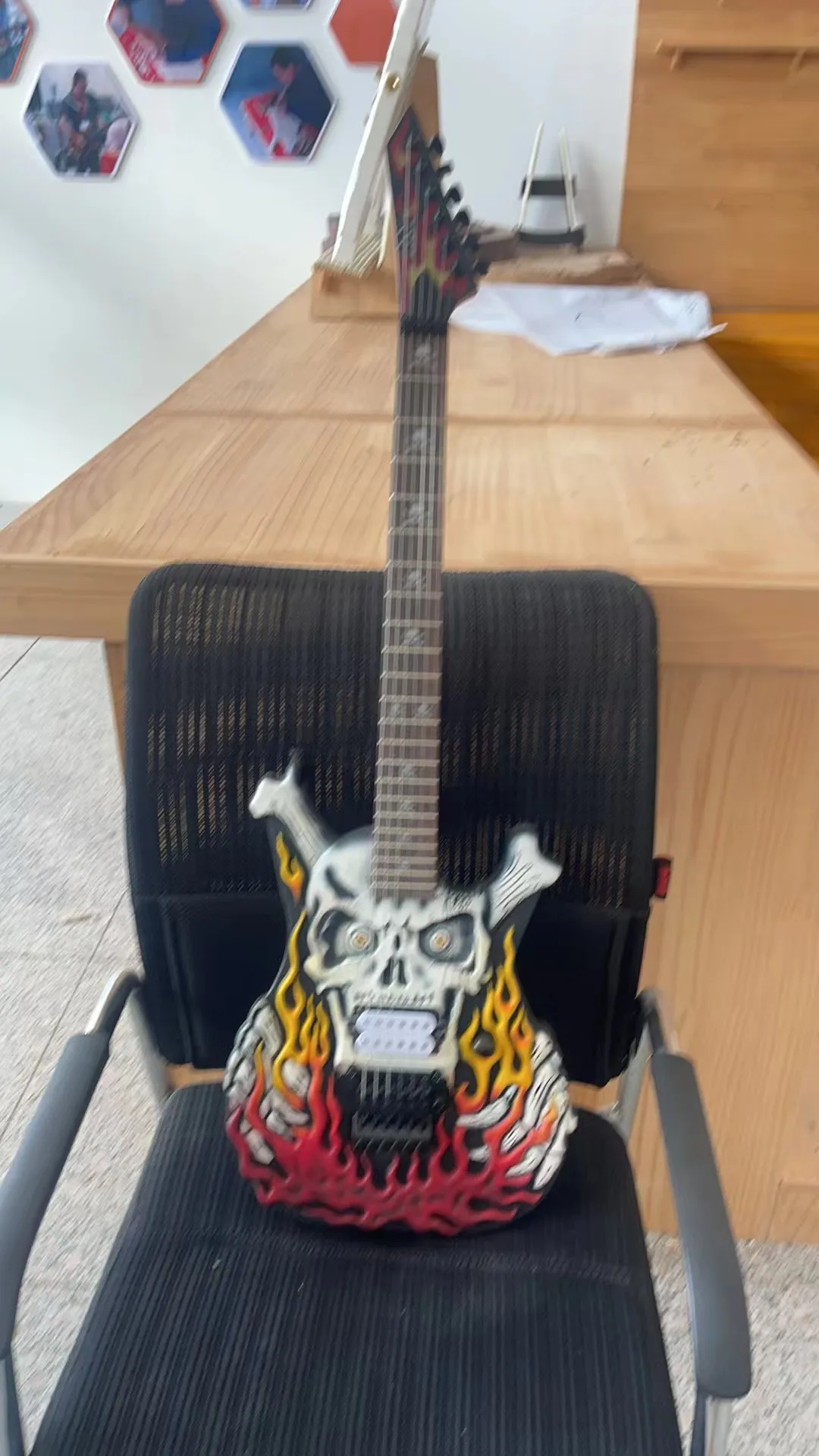 In stock, 6-chord Flame Skull Carving Electric Guitar, hand drawn body, real shipping pictures, order immediately shipped