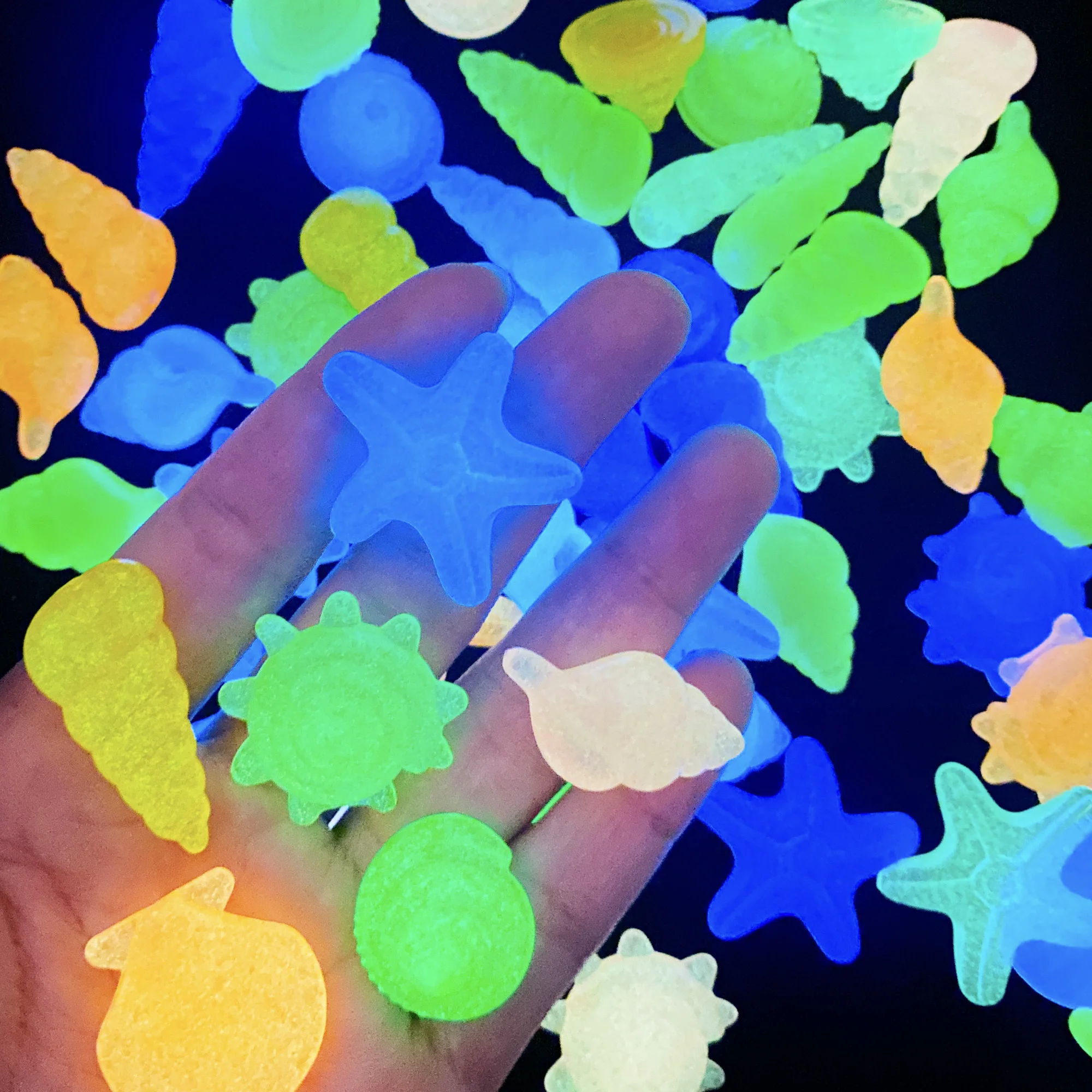 50Pcs Glow In The Dark Stones Starfish Conch Shell Aquarium Fish Tank Decorative Party Supplies Patio DIY Pool Landscape