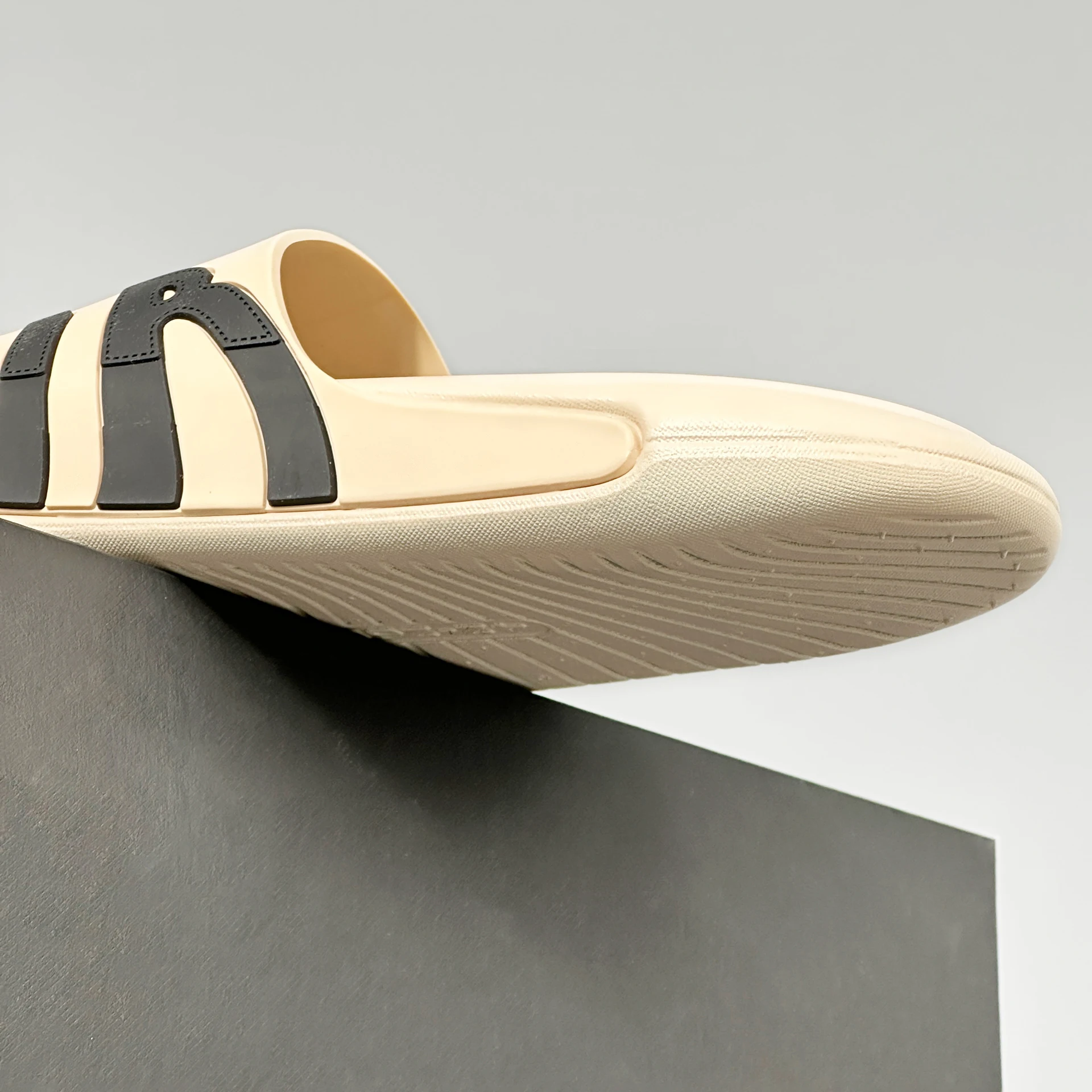 Grandes Pantoufles de Plage Plates pour Homme, Sandales Résistantes à l'Usure, Chaussures avec Lettres de l'AIR Simples, Design à Semelle de Voilier, Nouvelle Collection Été 2024