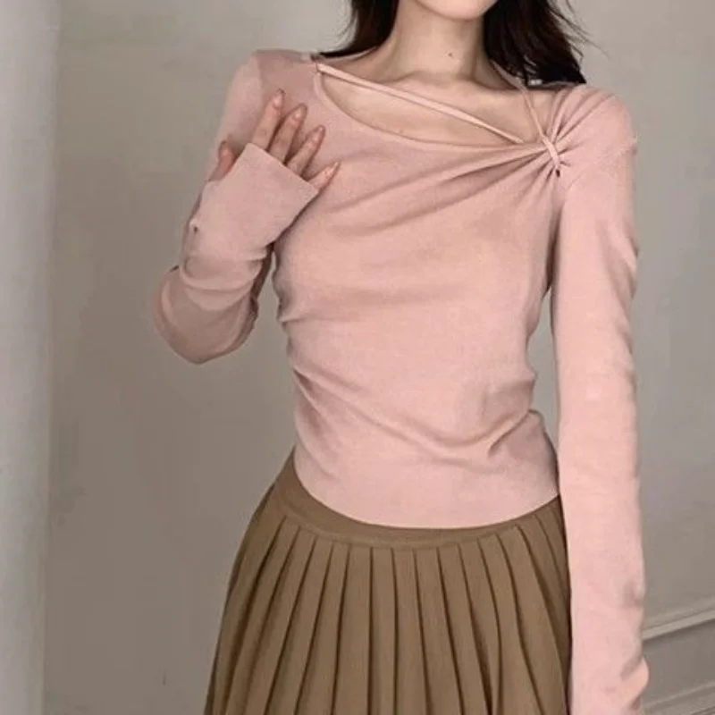 

Нежный розовый свитер с открытыми плечами и нерегулярной лямкой на шее Design Sense для женщин