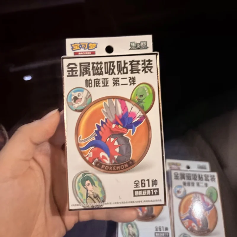 สินค้าใหม่ ของแท้ โปเกมอน PTCG ภาษาจีนแบบง่าย ชุดการ์ดเทปแม่เหล็กโลหะ Paldean รุ่นที่ 2 ของสะสม ของขวัญวันฮาโลวีน