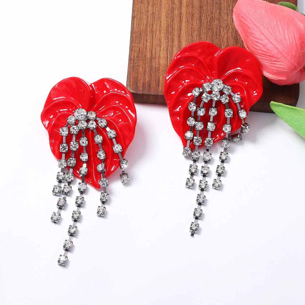 Metallrote, herzförmige, glänzende Kristall-Quasten-Ohrringe für Damen, Statement-Schmuck, Geschenke für Feiertage und Partys – Detail 5