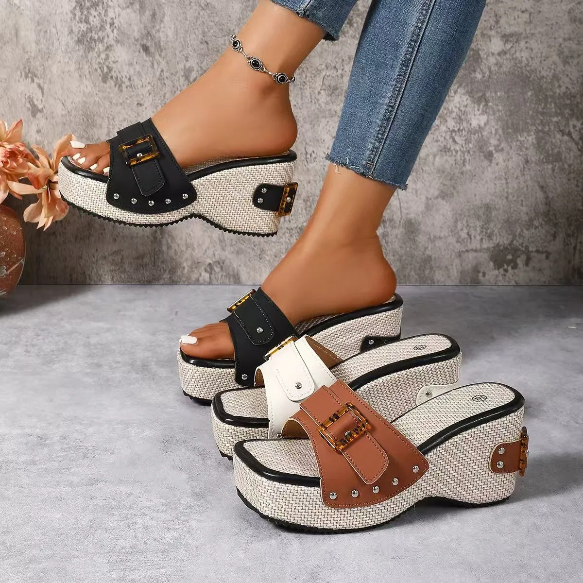 موضة جديدة لعام 2025 شباشب نسائية صيفية جديدة ذات كعب سميك وأزرار سفلية بإبزيم معدني مع نعال شاطئ بحزام واحد