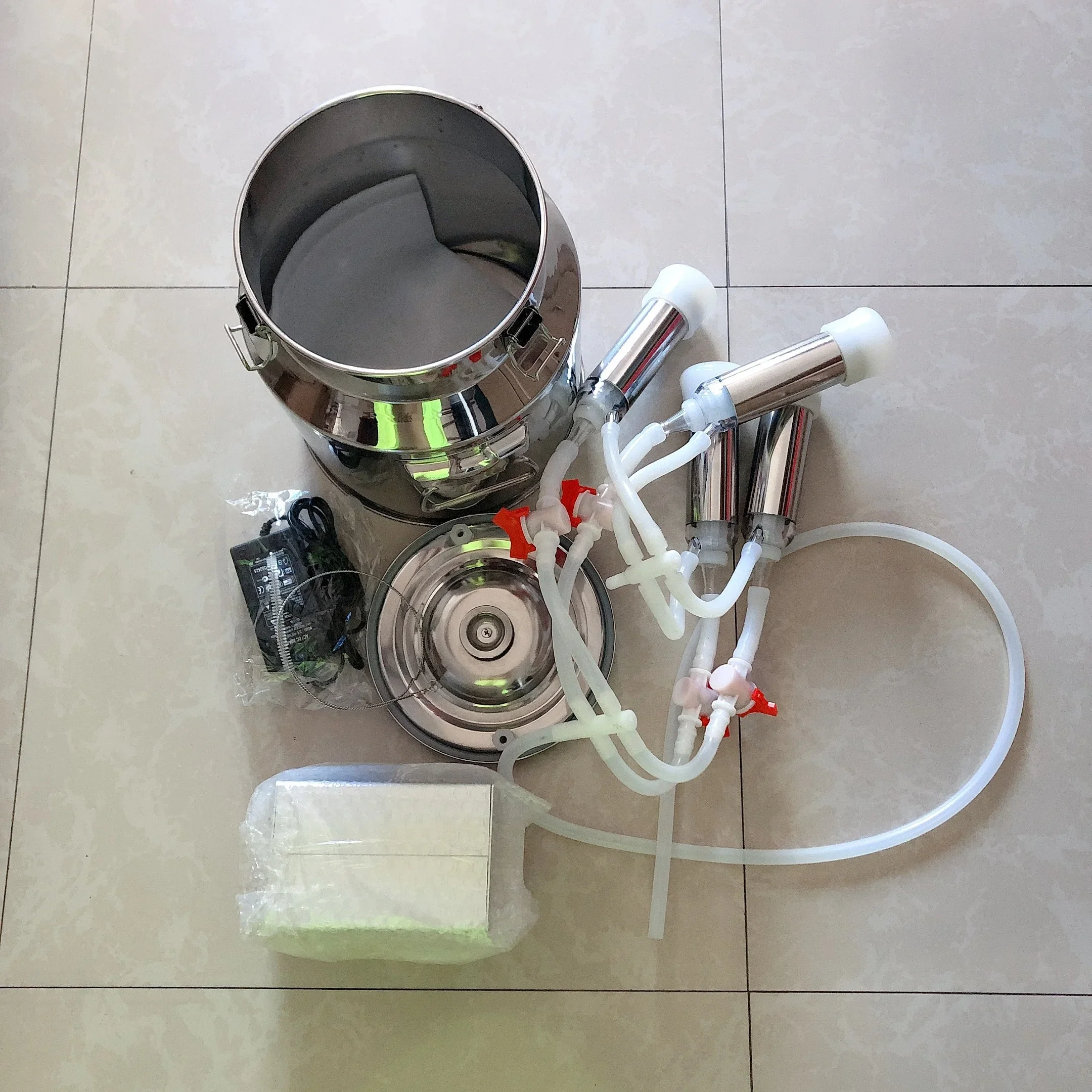 2025/حار بيع 14L دلو من الفولاذ المقاوم للصدأ آلة حلب البقر الصغيرة المحمولة مع بطارية قابلة للشحن ومحول #4