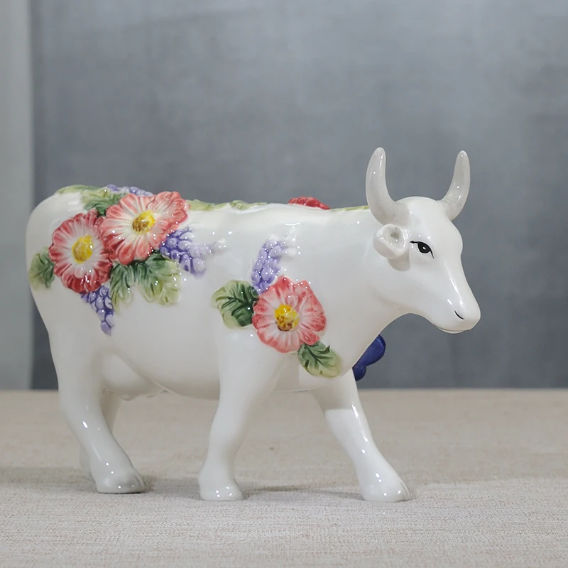 Imagem -02 - Estatuetas de Touro de Vaca de Cerâmica Artesanato de Decoração de Casa Decoração de Quarto Borboleta Rosa Escritório de Gado Porcelana Estatuetas de Animais