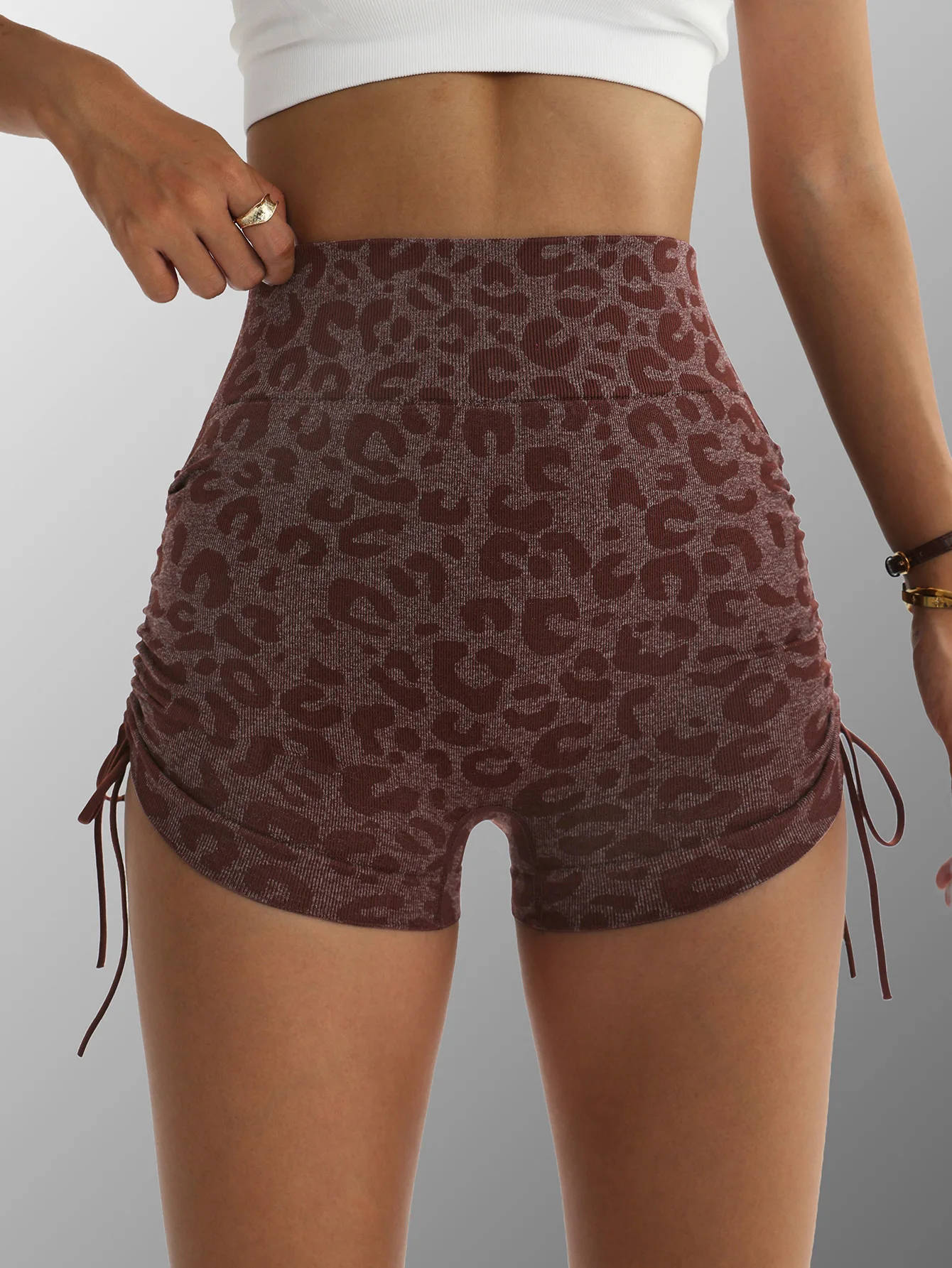 

Outdoor sports quick-drying and wrinkling yoga shorts, women's cycling, running and fitness summer leopard print yoga pants