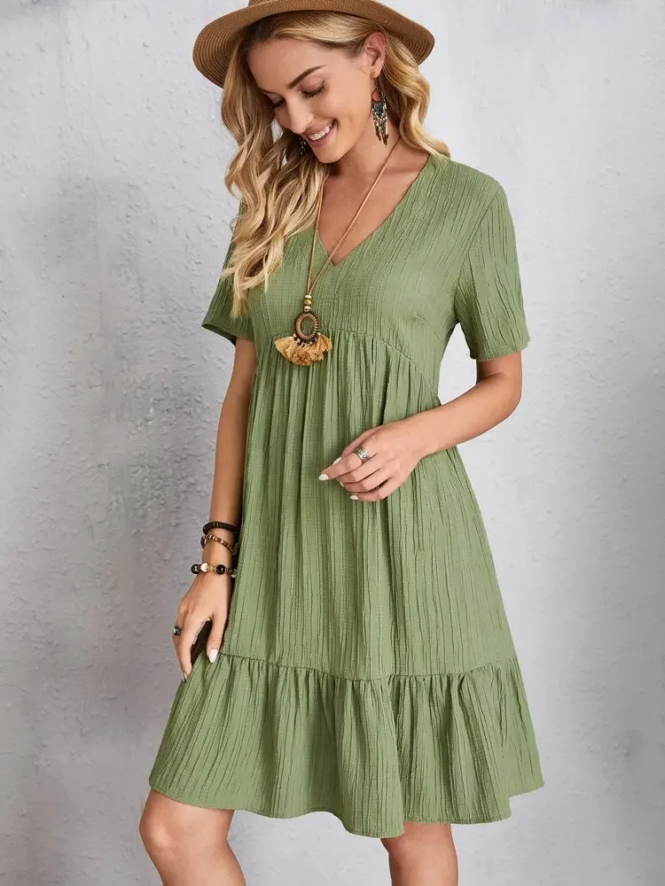 Elegantes Damen-Minikleid mit V-Ausschnitt und kurzen Ärmeln, einfarbig, locker geschnitten, mit Rüschensaum, lässiges Boho-Sommerkleid für den Urlaub am Strand. – Detail 18