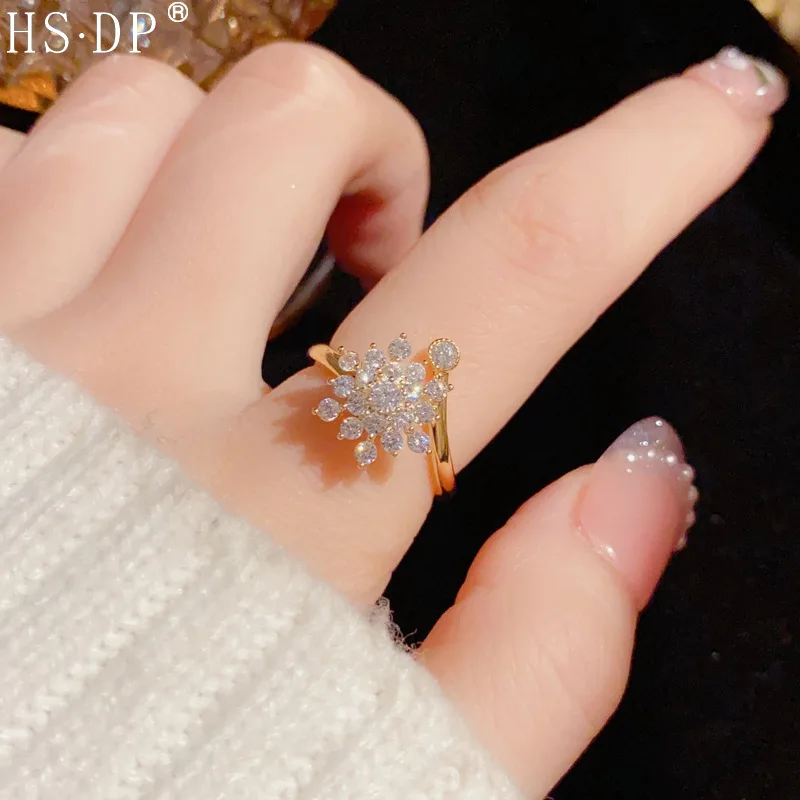

Niche and unique design, full diamond rotating snowflake open ring, a versatile and stylish index finger ring.