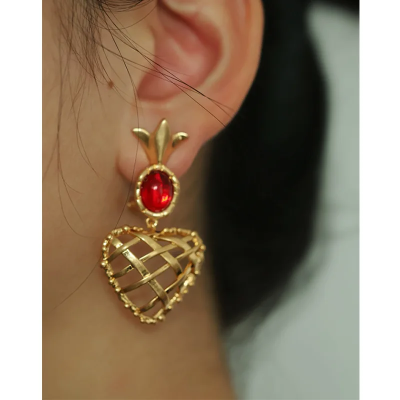 

High-end European and American French Niche VintagevintageRed Glass Pineapple Vintage Earrings Studs