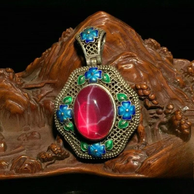 Antique collection old silver inlaid six - pointed star starlight ruby pendant neck ornament accessory collection