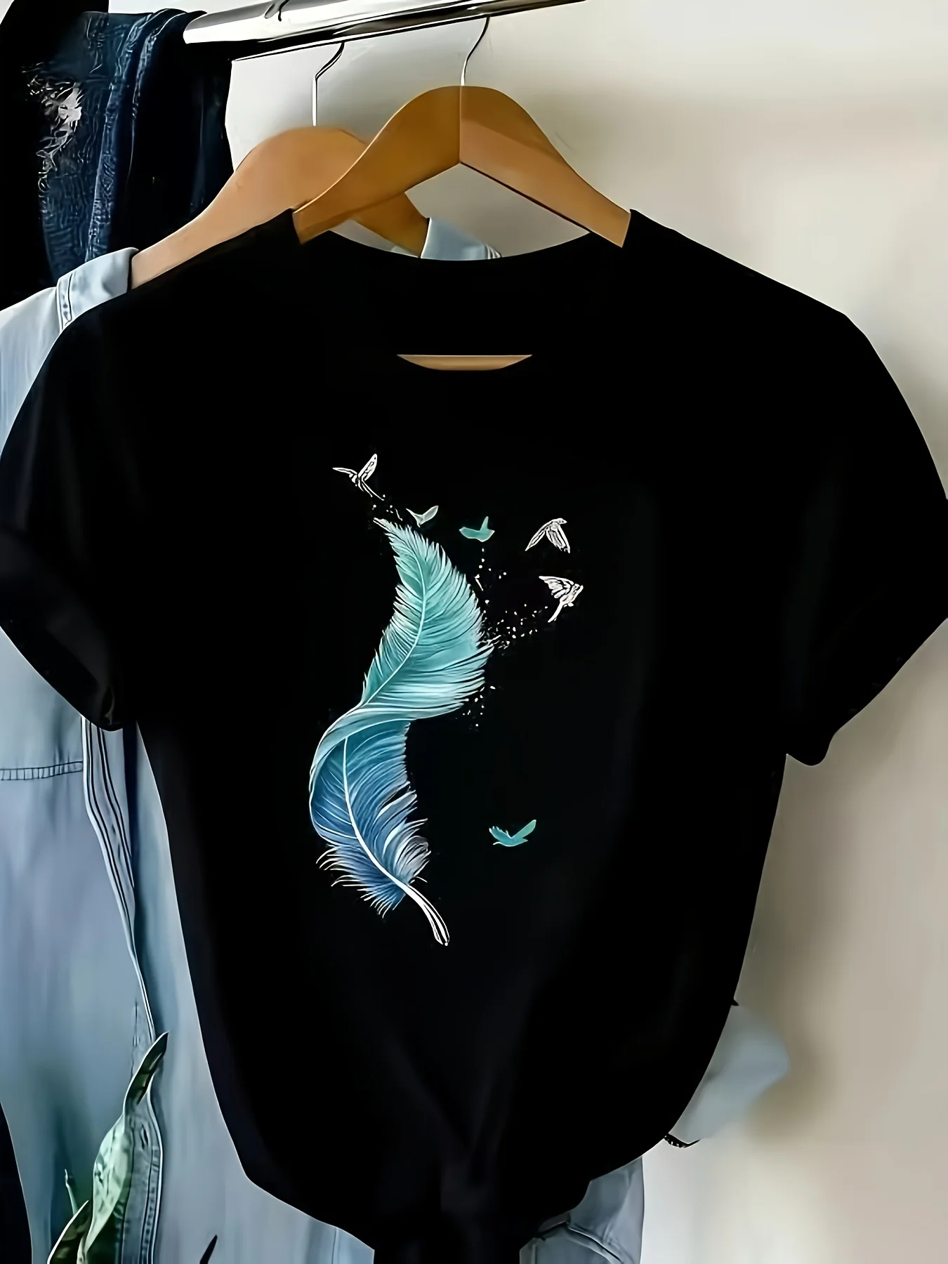 Women Tee Elegant  Gradient Feather Flying Birds Nature Art Graphic Print Round Neck Short Sleeve Soft Ladies Casual Shirt