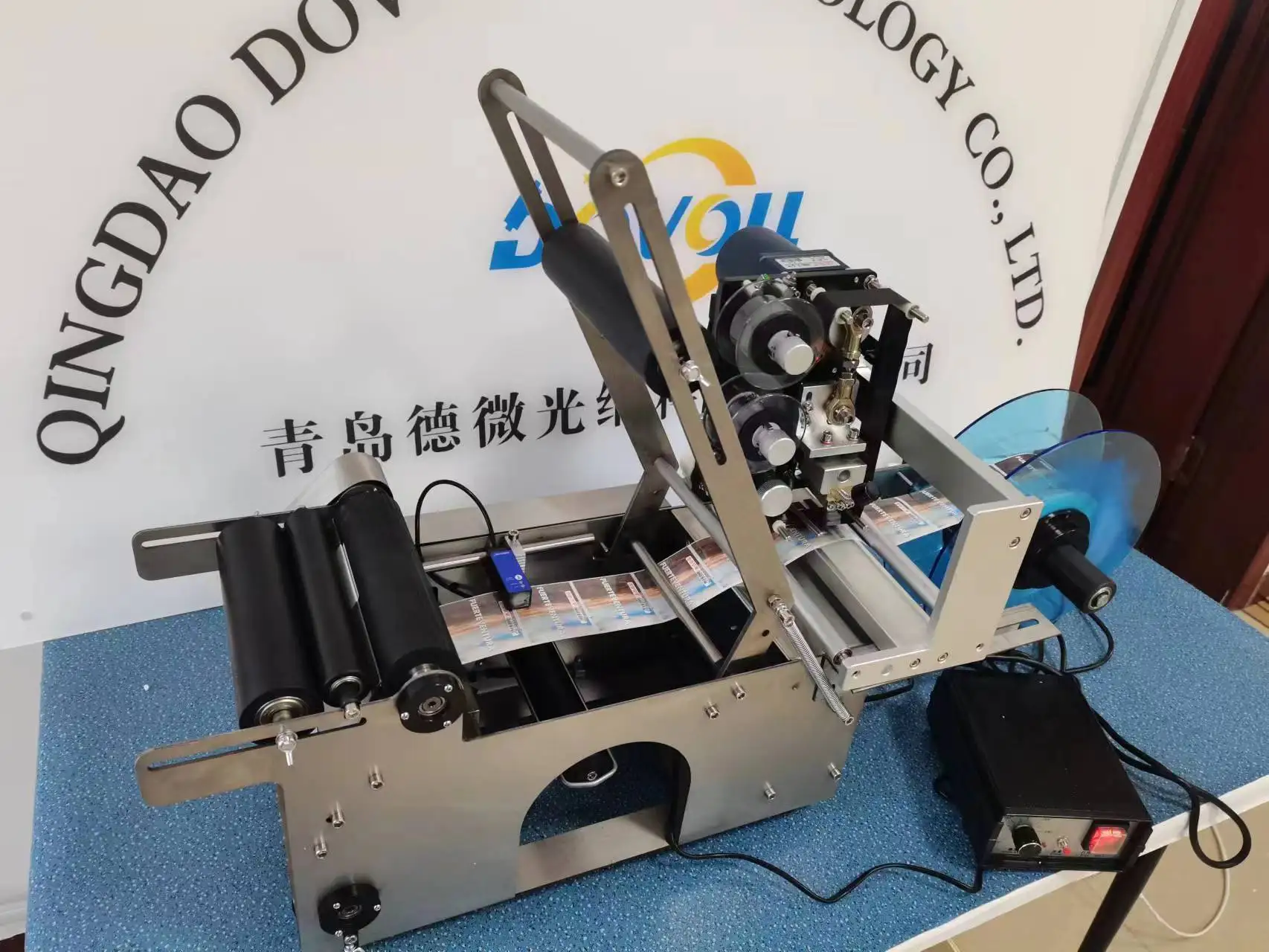 آلة وضع العلامات على الملصقات ذاتية اللصق شبه الأوتوماتيكية SLM-C للزجاجات المستديرة مع طابعة التاريخ #5