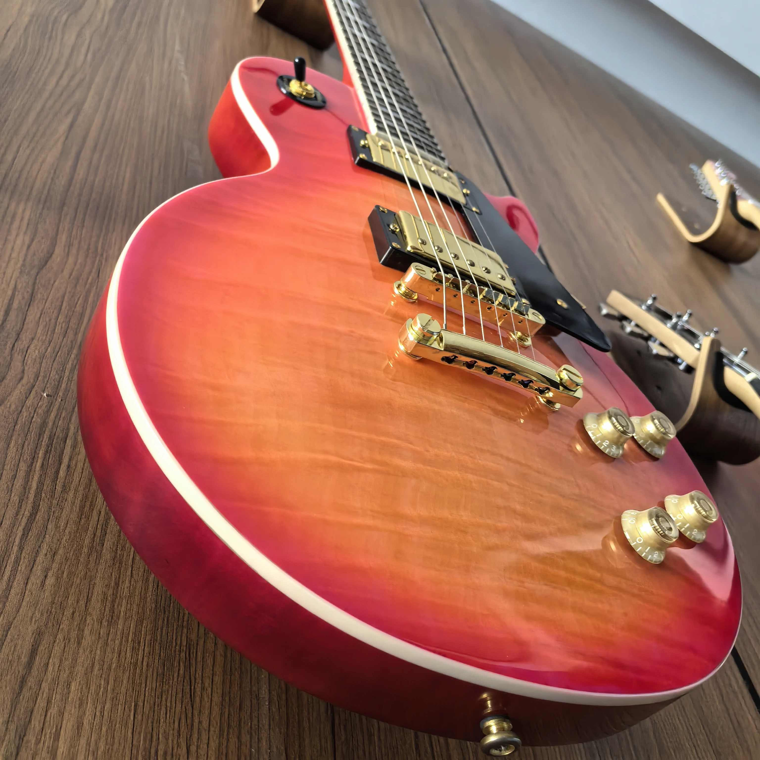 

Sample processing, only one of each color, rosewood 6-string electric guitar, gold hardware, in stock!round-headed threads.