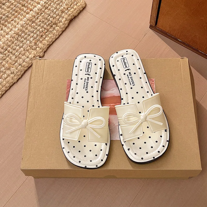Damen Sommer Neuheit: Stylische Pantoletten mit Schleife, niedrigem Blockabsatz, Polka Dots und offener, eckiger Zehenpartie – Detail 3