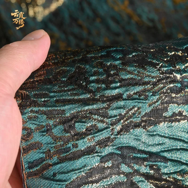 The dark green three-dimensional gold striped jacquard fabric can be cut into outerwear skirt design