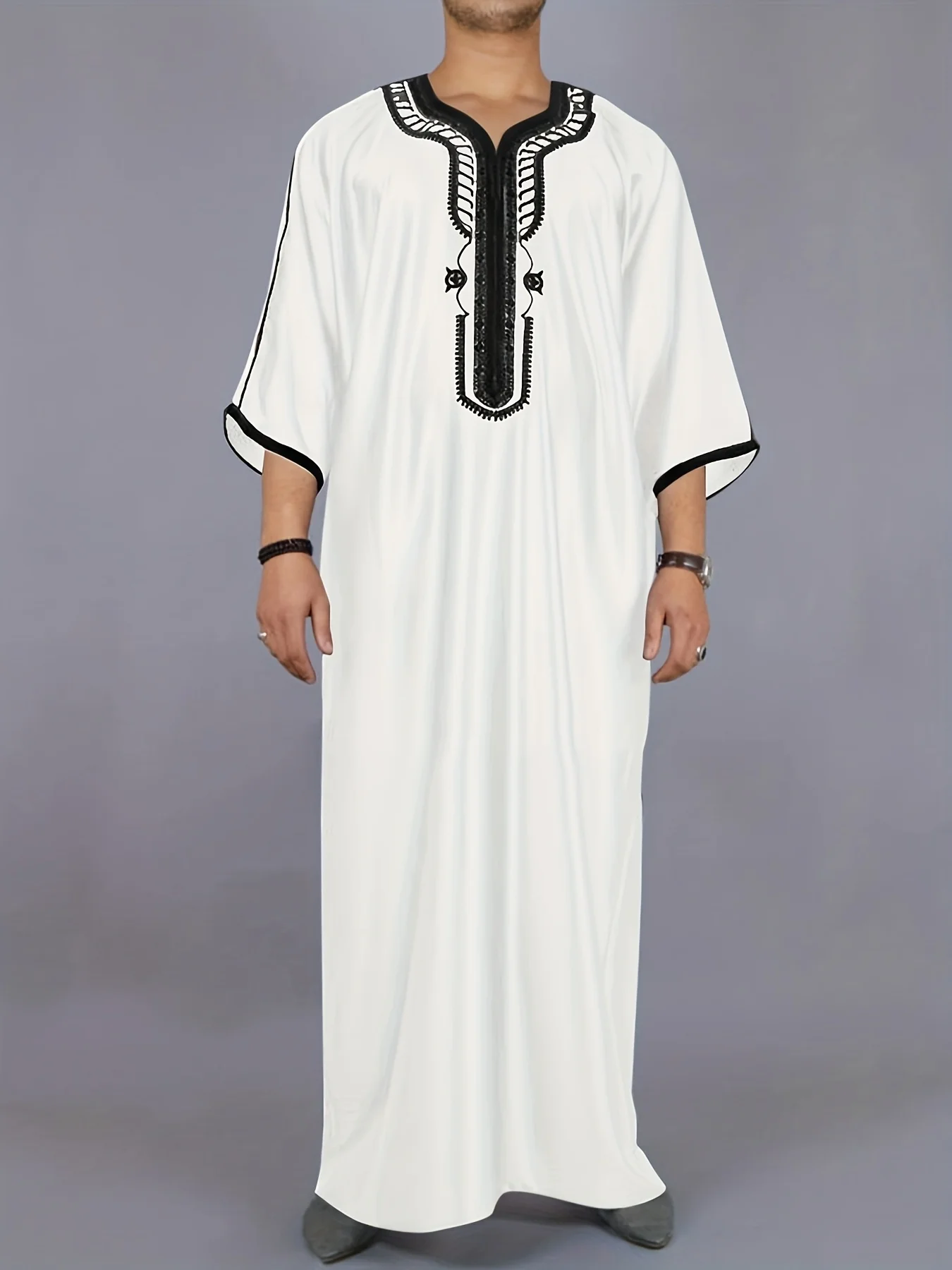 

Middle East V-neck robe, V out of a different exotic style, interpretation of mysterious style