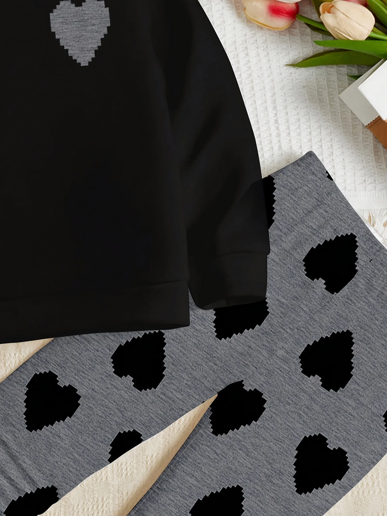 Herbst-Outfit-Set für Mädchen: schwarzes Rundhals-Sweatshirt + graue Leggings mit Herz-Print, zweiteiliges Set, geeignet für Mädchen über 3 Jahre, vielseitige Kleidung für drinnen und draußen im Herbst und Winter. – Detail 5
