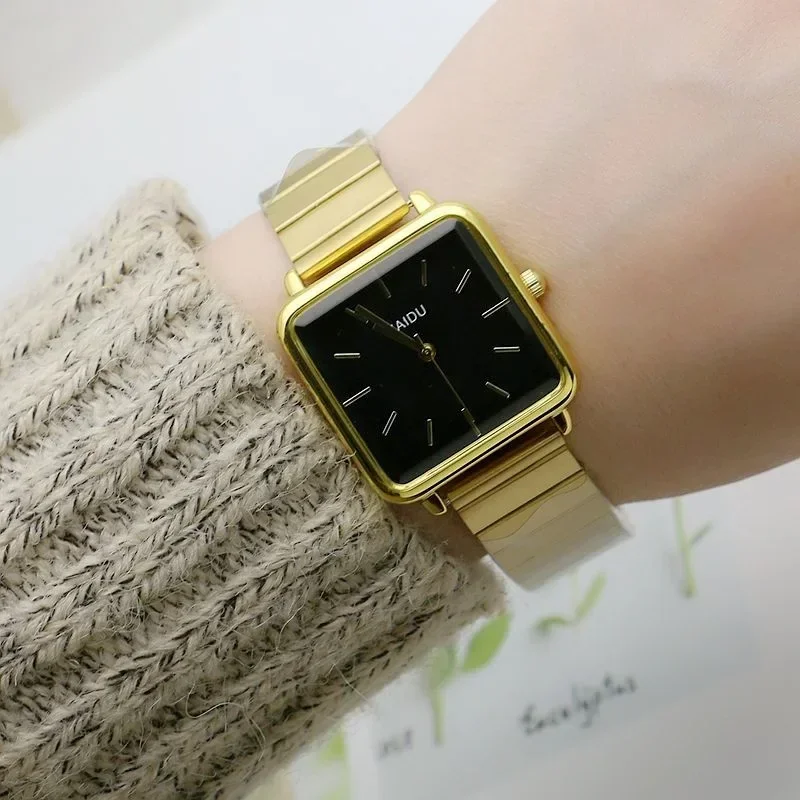 Orologio da donna quadrato con cinturino in bambù eco-chico Orologio al quarzo alla moda con maglia dorata Orologio da polso da donna minimalista con quadrante quadrato