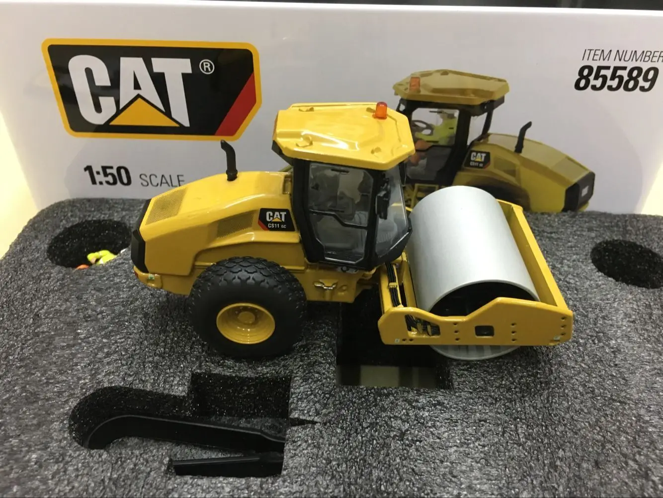 Cat CS11 GC Vibratory Soil Compactor 1/50 Scale Metal Model Diecast Masters 85589