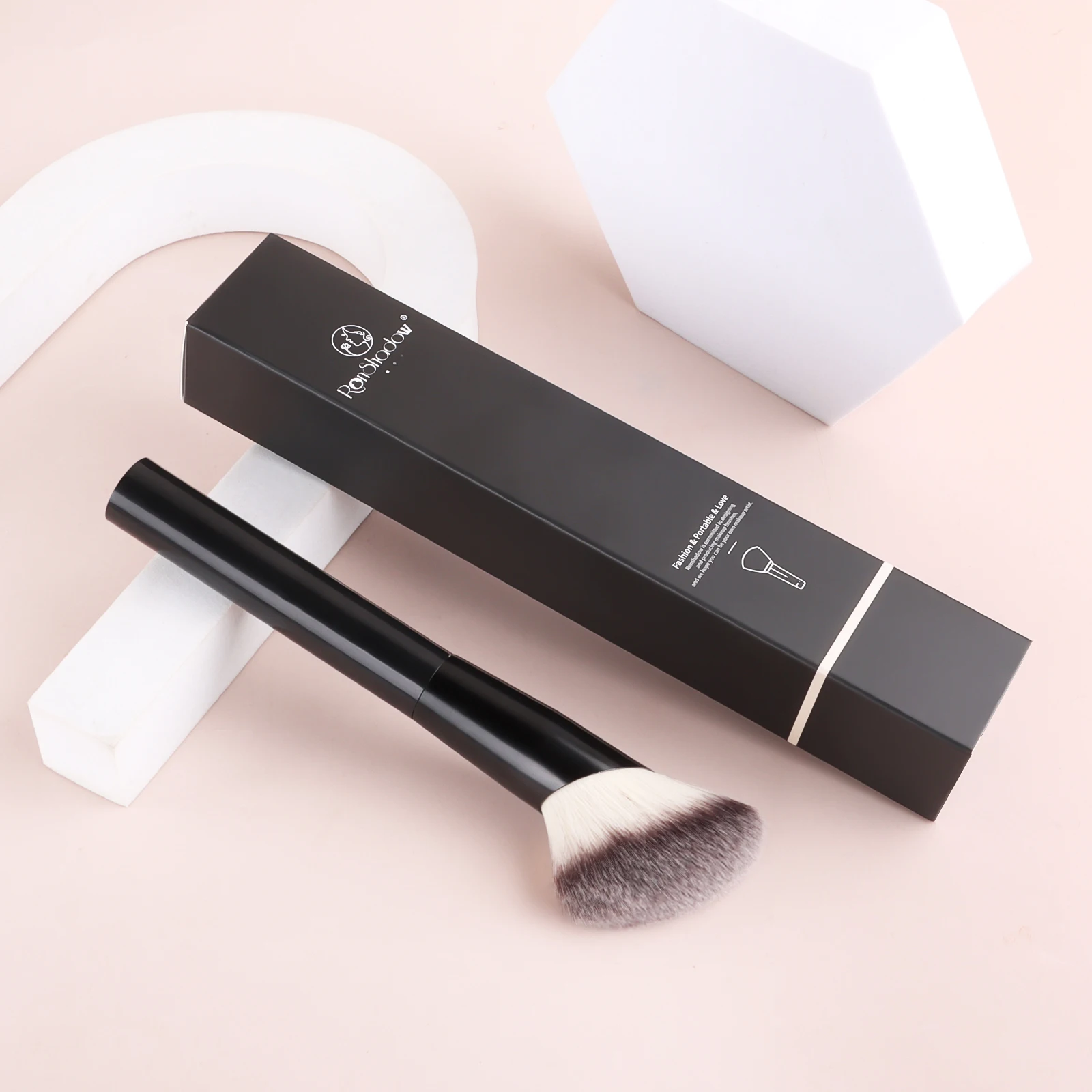 Pojedynczy pędzel do makijażu zapewniający idealną aplikację, bezszwowy wygląd, pędzel do podkładu z miękkim włosiem, modny design.