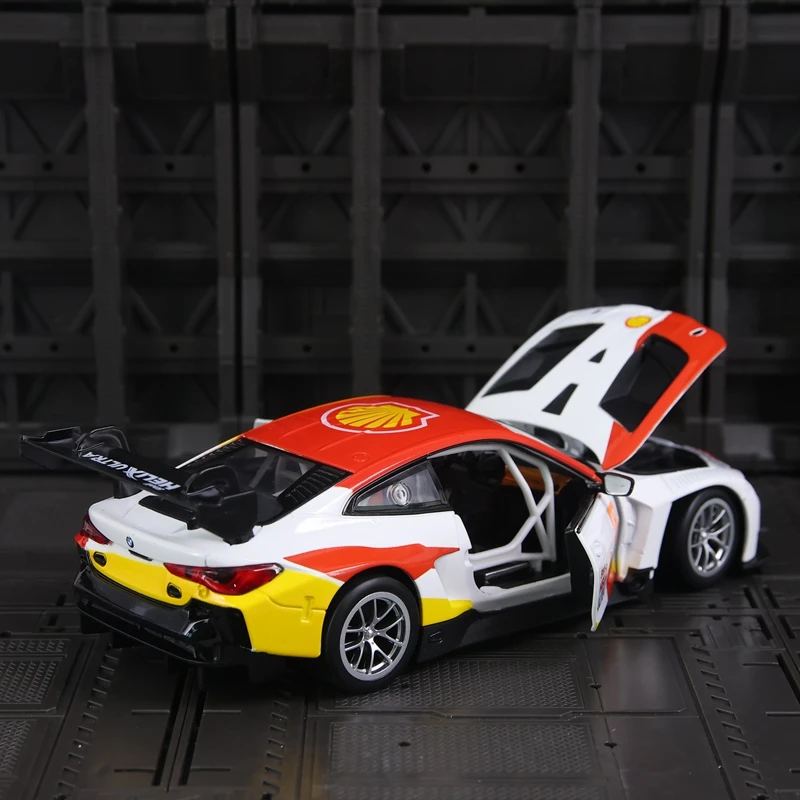 CCA 1:24 BMW M4 GT3 Shell Co ذات العلامات التجارية سبيكة سيارة نموذج الديكور جمع باب السيارة يمكن فتح الأطفال الصوت والضوء سيارات لعبة