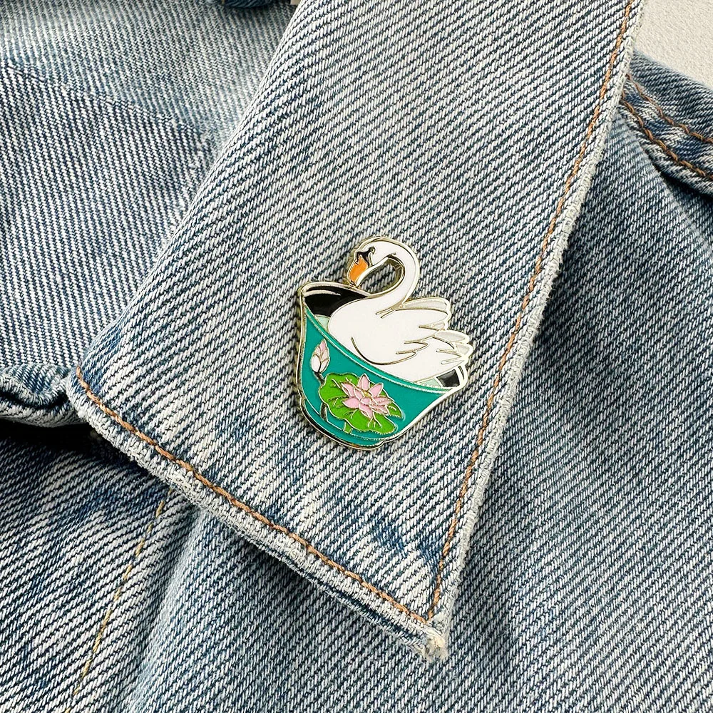 Niedliche weiße Schwan-Emaille-Brosche in Lotus-Schale, Cartoon-Tier-Anstecknadel, Abzeichen für Rucksack, Hut, modisches Schmuckzubehör, niedliches Geschenk – Detail 6