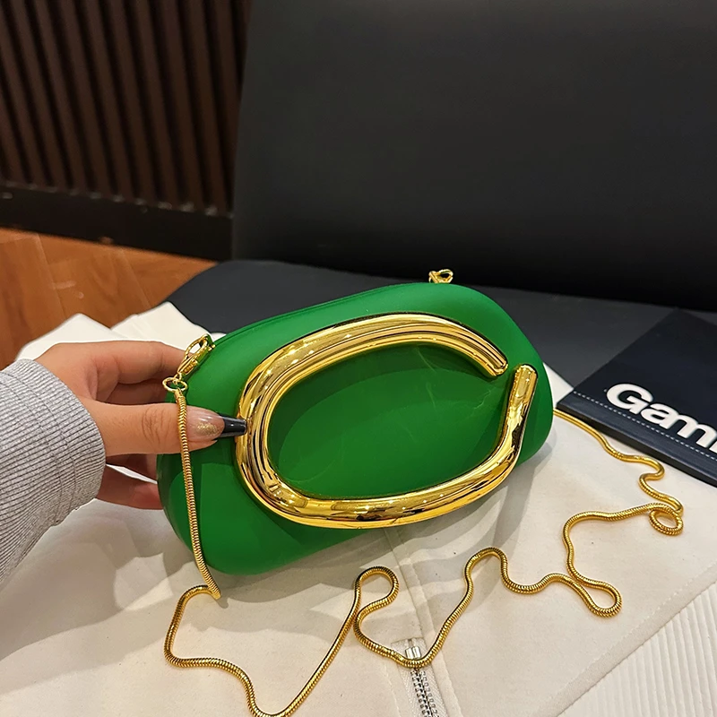 

Простой минималистичный кожаный клатч с ремешком через плечо и однотонным цветом для повседневного использования