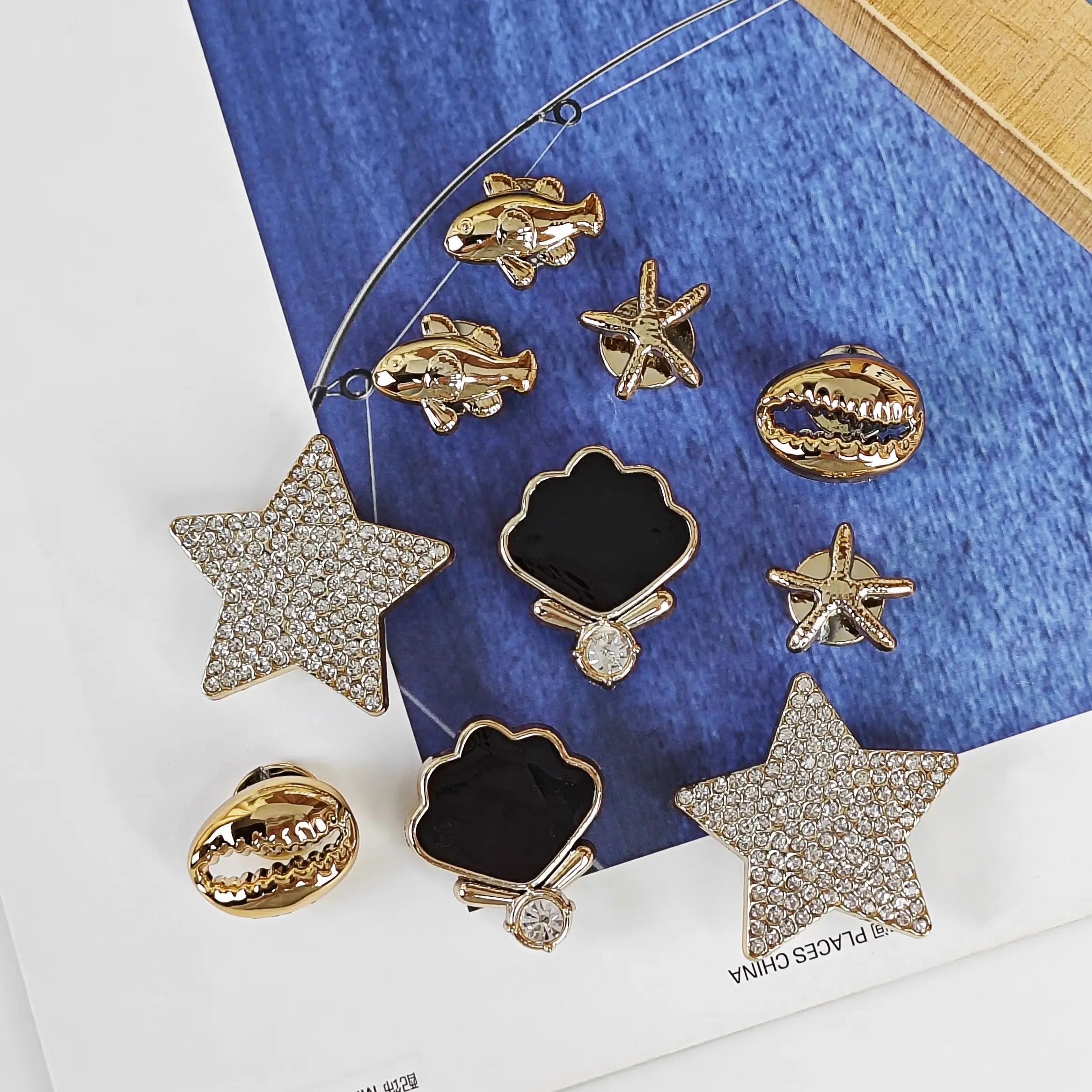 10Pcs DIY Shoe Decoration Charms Shiny Stars, Shells, Conch Shells, Small Fish Decorative Buckles Non-Metallic Lightweight Material Y2K Fashion Versatile Cute Personality Accessories for Men and Women Suitable for Eva Beach Shoes, Sandals, Removable Shoe Decorations, Holiday Gifts