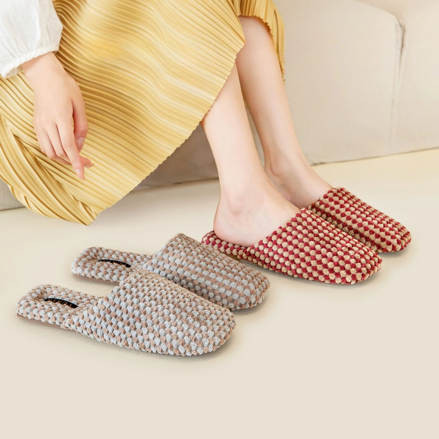 New Autumn Pineapple Fleece Soft and Warm Cotton Slippers for Couples Anti-Slip Rubber Sole Indoor Slippers for Women and Men