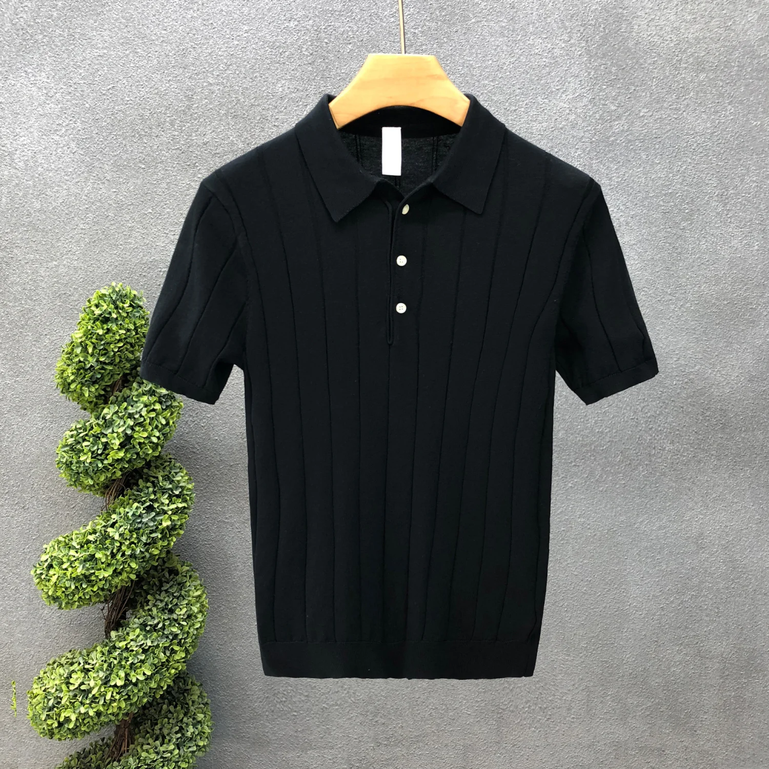 Camisa polo casual versátil respirável para homens no negócio de verão sem engomar camiseta fina nova cor sólida lapela listrada