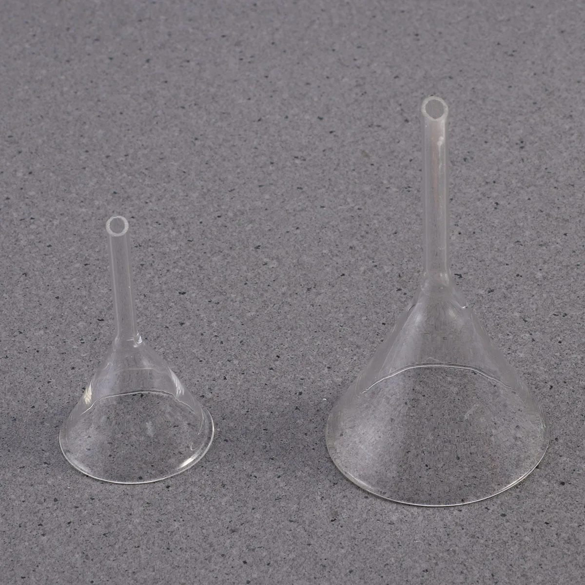 

Glass Feeding Funnel Thick 60mm Reusable Hand Washable Analytical Chemistry Solid Triangle Funnel High Temperature