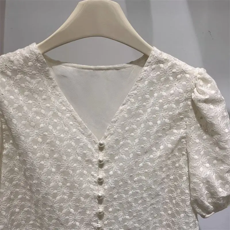 قميص علوي نسائي صيفي موديل 2025 بياقة على شكل V وأكمام قصيرة مطرز باللون البيج ، ملابس نسائية دوبي سترة شيفون مزهّرة قمصان علوية