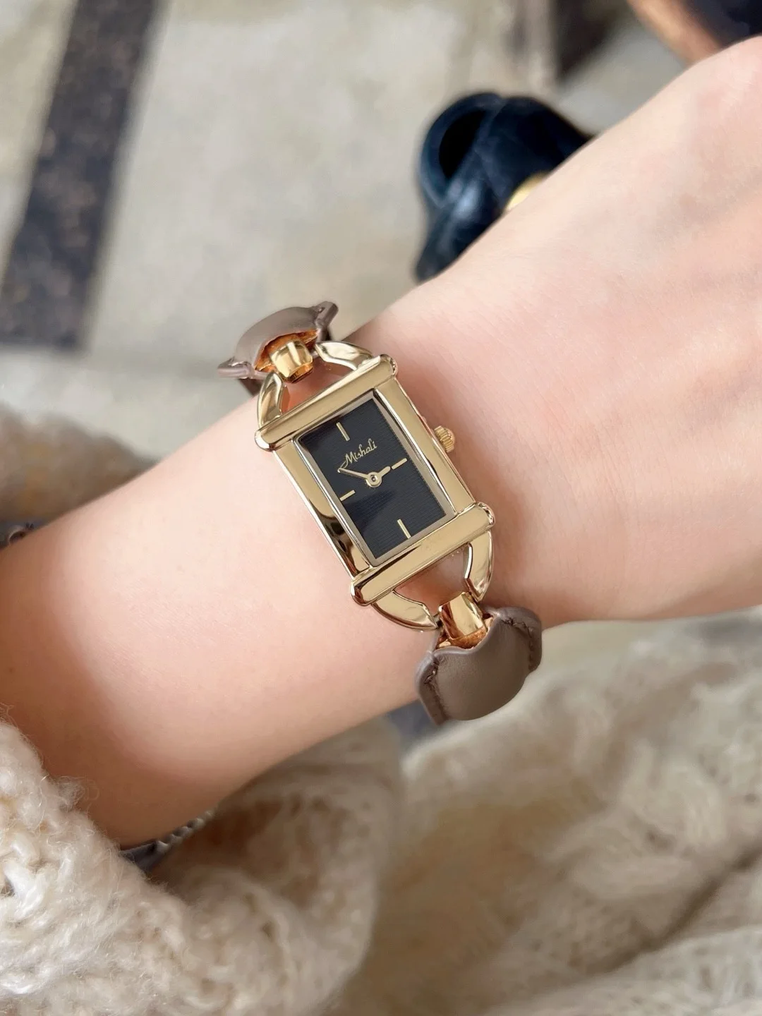 ساعة نسائية مربعة ريترو فاخرة، بسيطة ومتطورة، طراز جديد 2025، ساعة نسائية عالية الجودة.