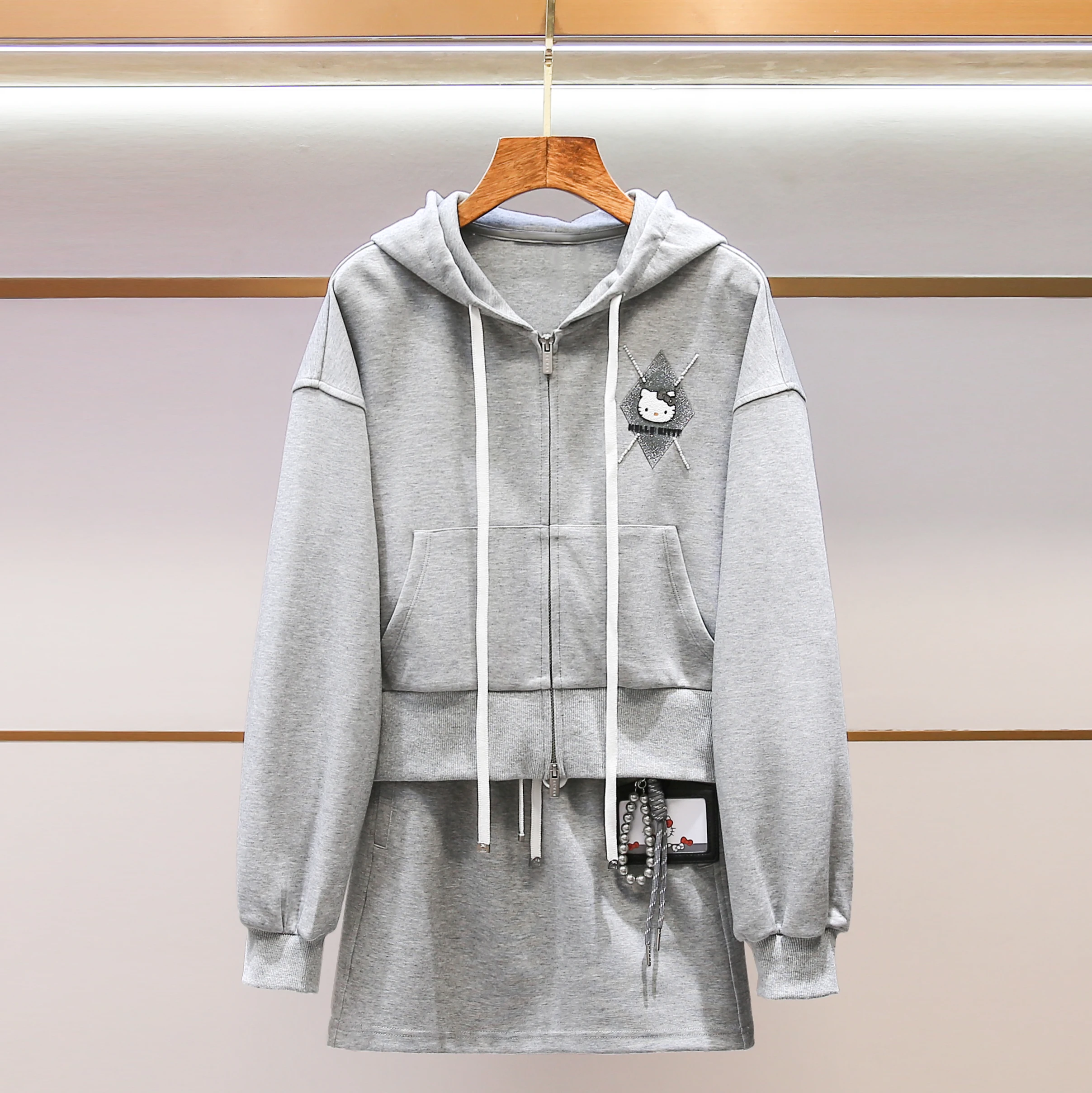 

Комплект: худи с принтом, куртка и юбка. Элитный женский модный повседневный комплект Осень 2025. Тонкий, немнущийся, средней плотности.